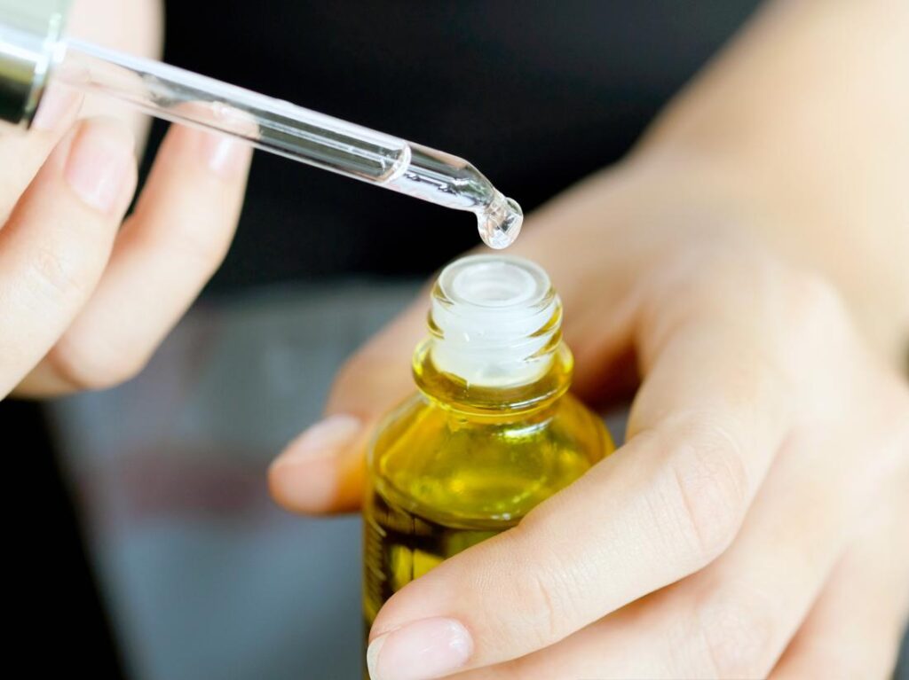 a woman tea tree oil to treat nail fungus